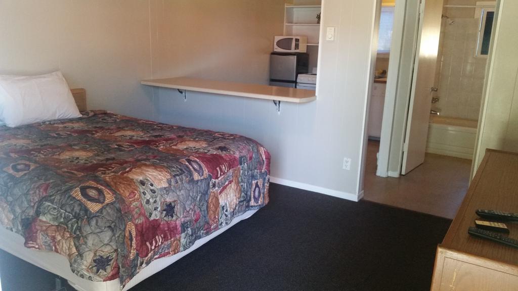 Holiday House Motel Penticton Ngoại thất bức ảnh