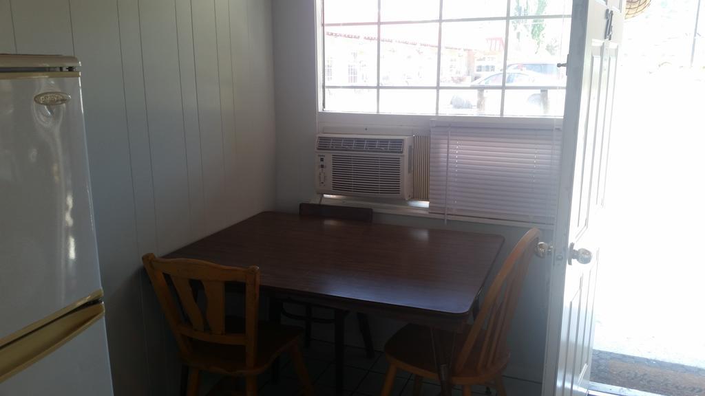 Holiday House Motel Penticton Ngoại thất bức ảnh