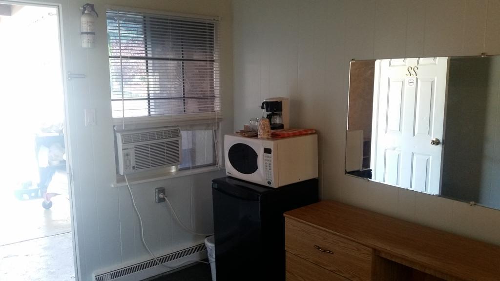 Holiday House Motel Penticton Ngoại thất bức ảnh