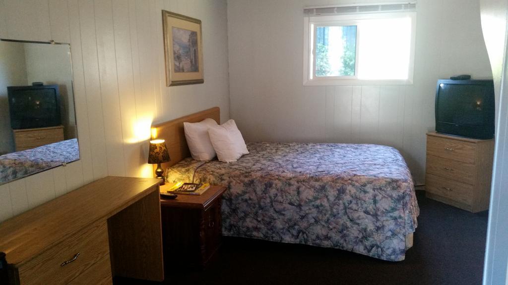 Holiday House Motel Penticton Ngoại thất bức ảnh