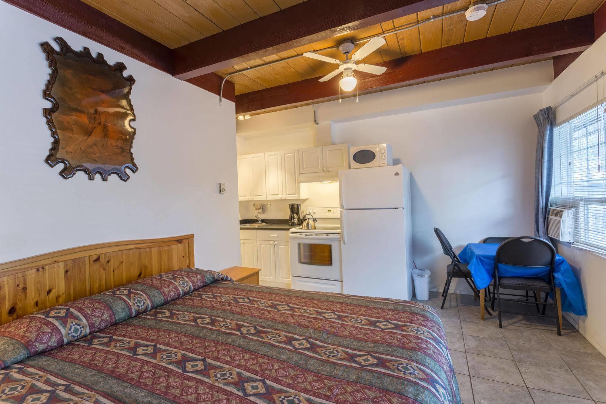 Holiday House Motel Penticton Ngoại thất bức ảnh