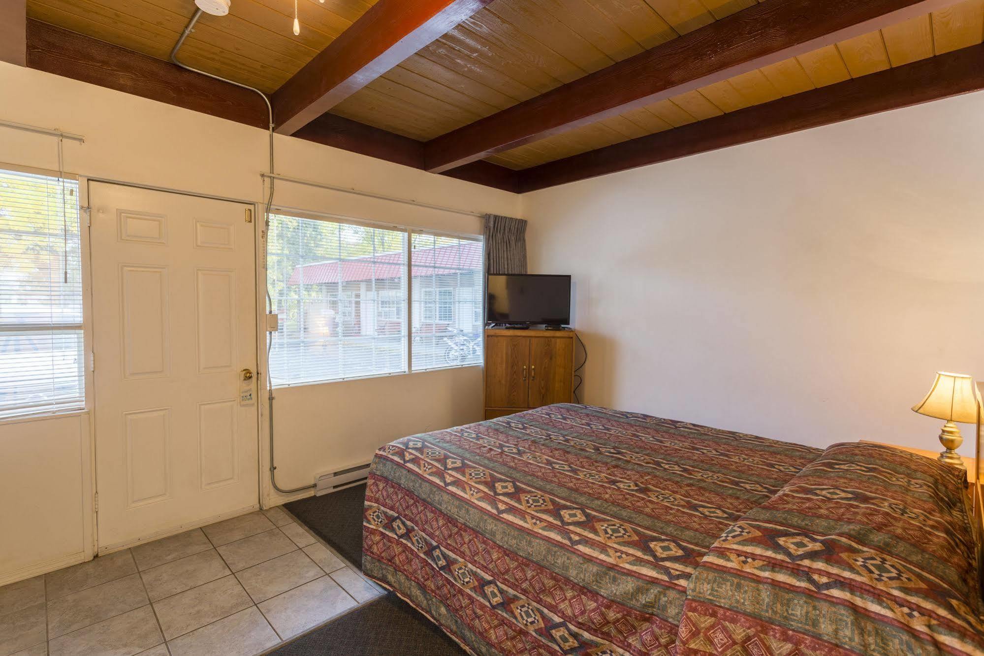 Holiday House Motel Penticton Ngoại thất bức ảnh